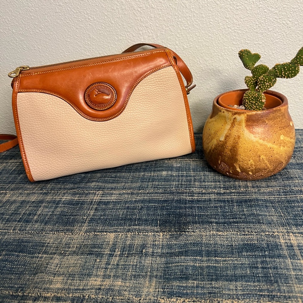 ✨ Vintage Dooney & Bourke All-Weather Leather Crossbody – 1980s 🤎🦆